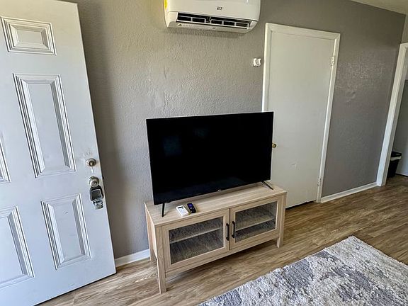 4th image of 201 N McGee St #9