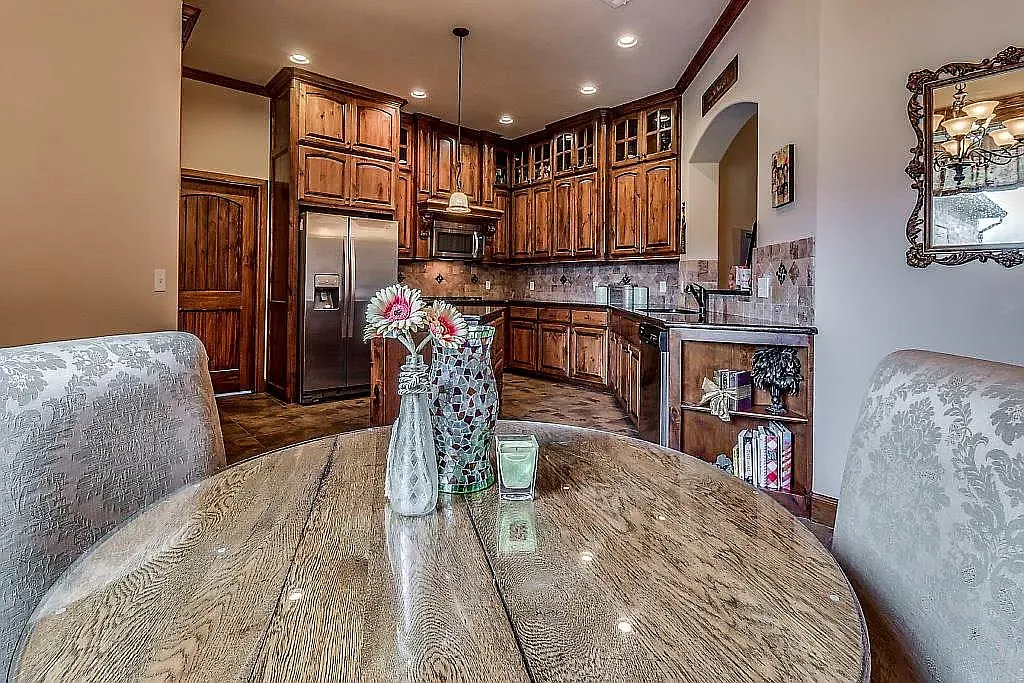 3 bed, 2341 sqft, $2,400 — Photo 4