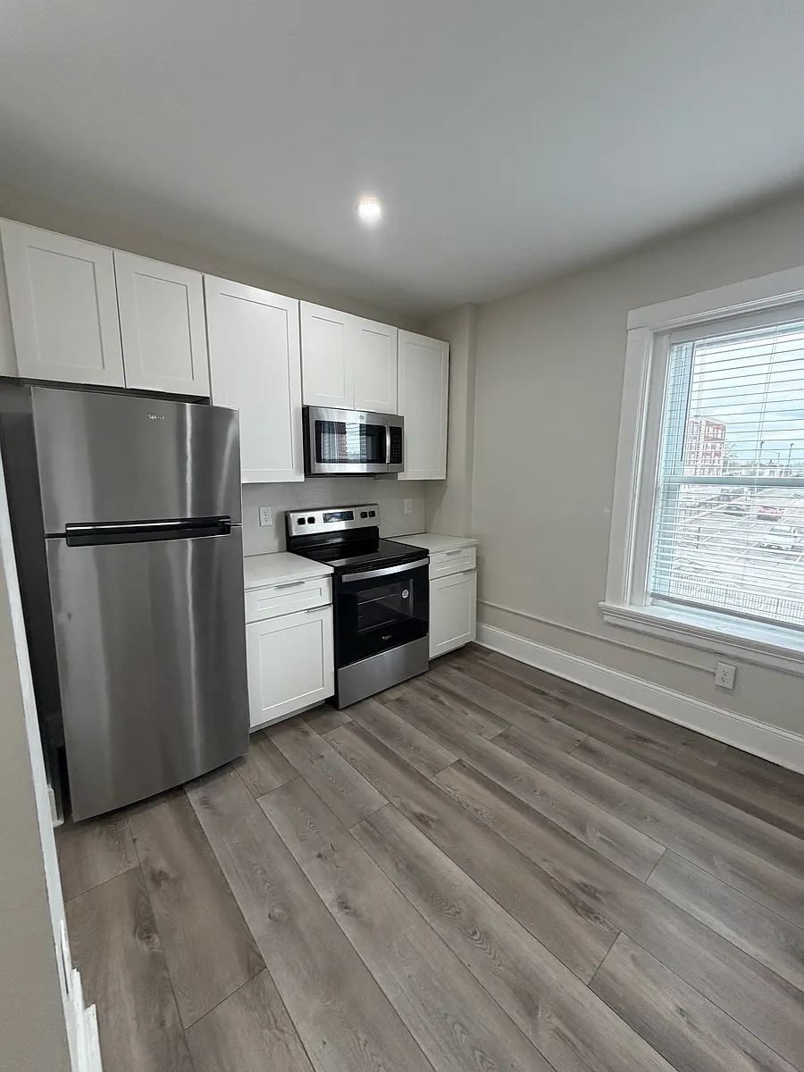 Building Photo - 18 Walnut St #6