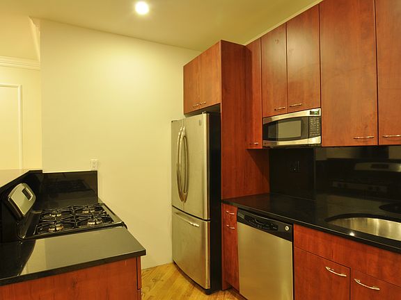 3rd image of 226 E 70th St APT 3B