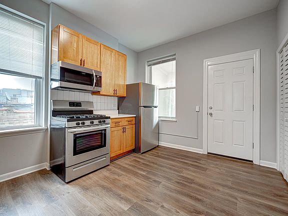 2nd image of 2031 W Cortland St #3