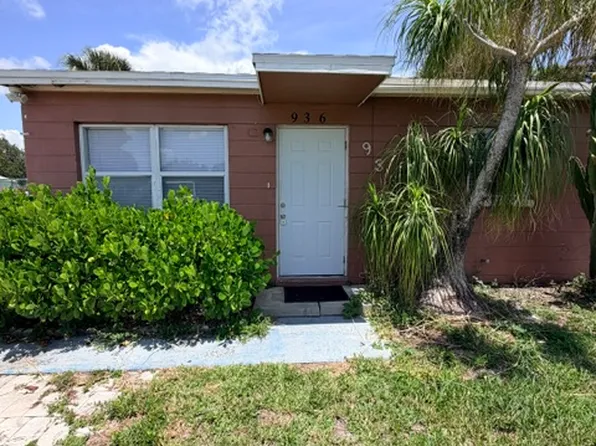 936 Lakeview Dr, North Fort Myers, FL 33903