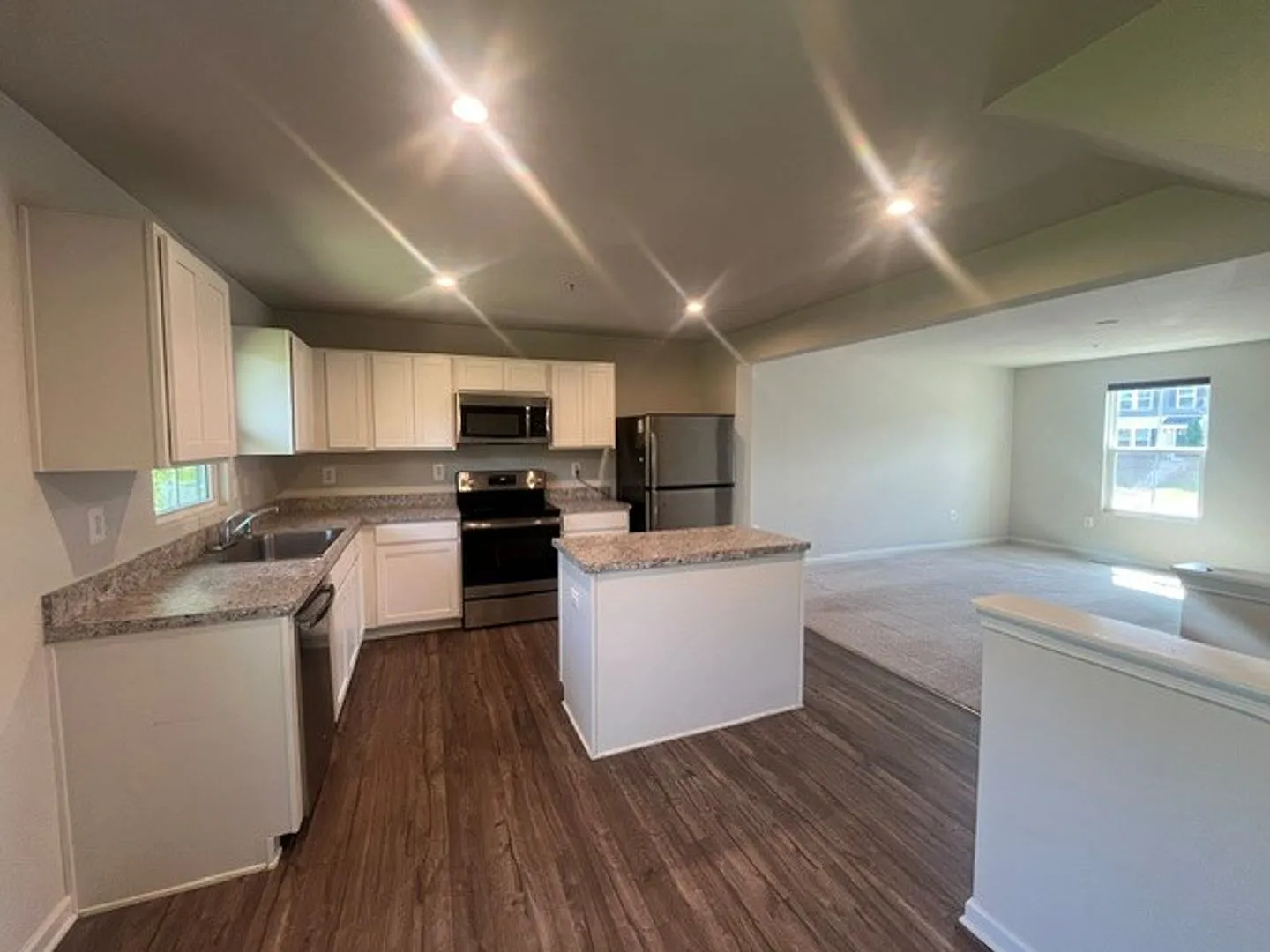 Three level townhome close to PAX — Photo 3