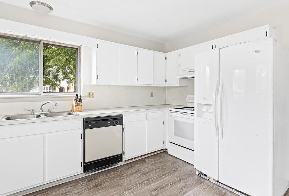 2nd image of 115 Crisman St