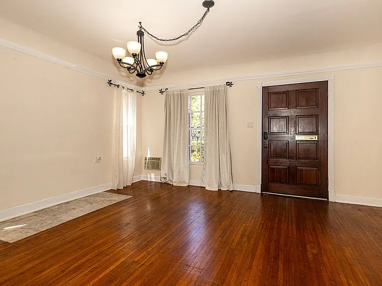 812 N June St — Photo 2