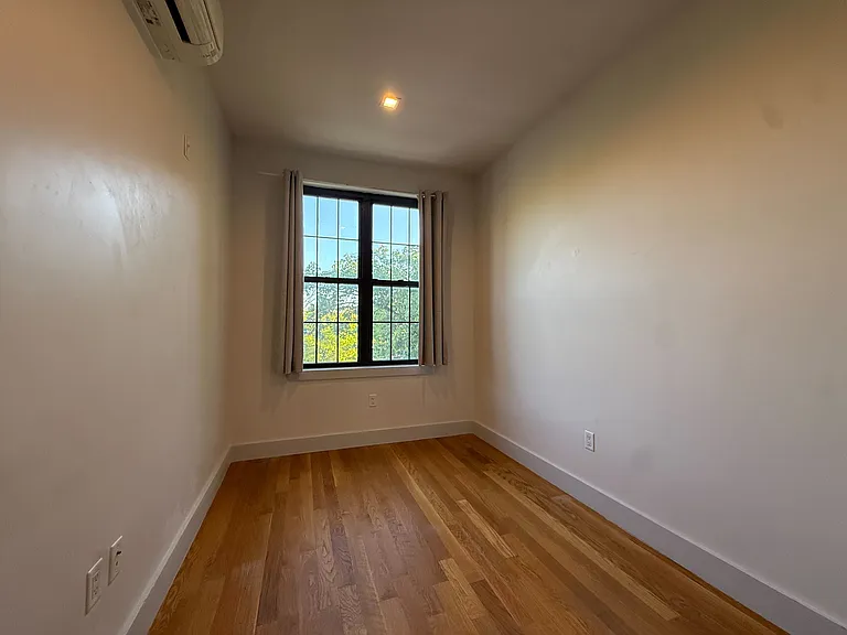 239 Scholes St #2L — Photo 1