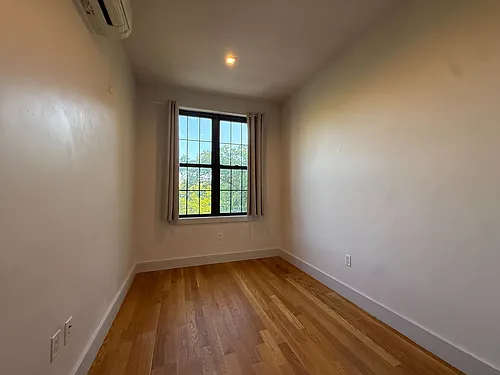 239 Scholes St Photo 1