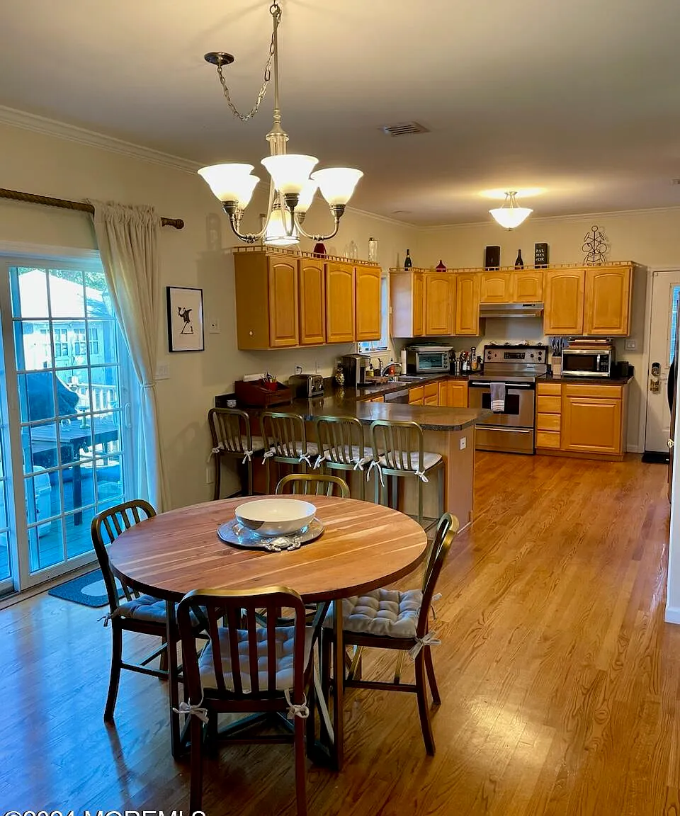 5 bed, 2240 sqft, $24,000 — Photo 4