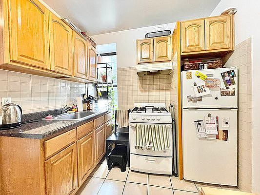 3rd image of 302 E 94th St #2F
