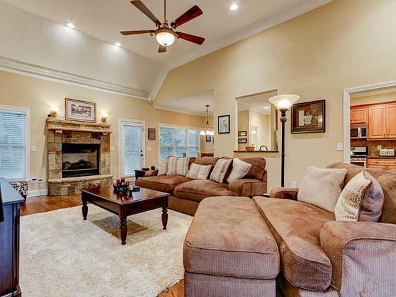 3rd image of 11849 Lakehurst Ln