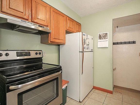 4th image of 7412 Traymore Ave