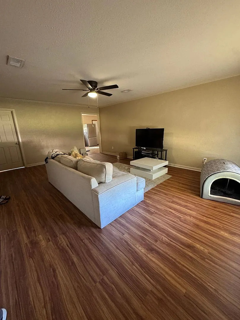 Located In Paramount 3/2/1 Close To Shopping Centers And Elementary School Tenant Occupied! — Photo 4