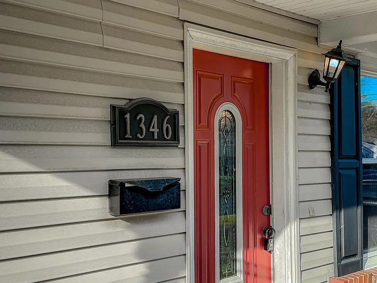 1346 Tallwood St — Photo 2