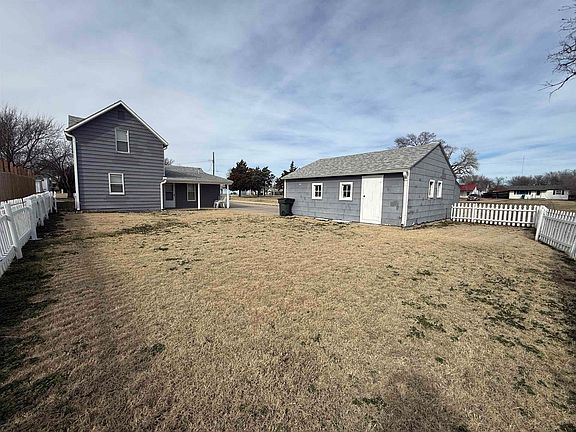 2nd image of 1211 N Maple St