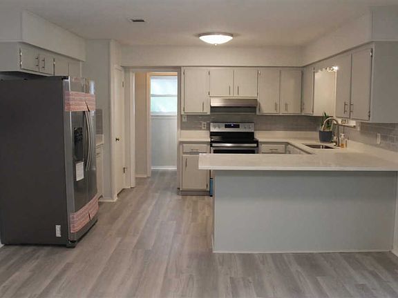 5th image of 323 Petherton Pl