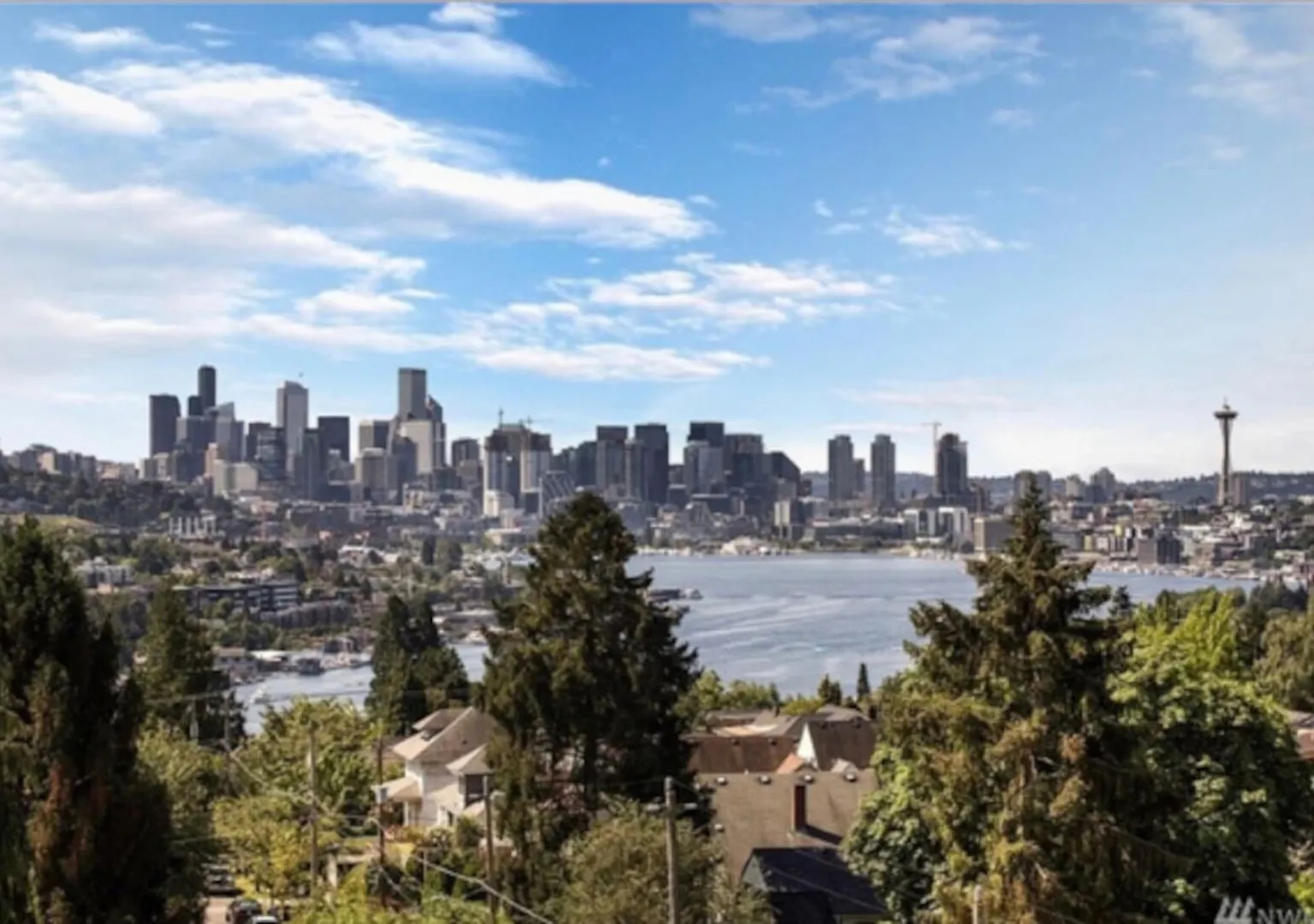 3BR 3BA Modern Cityscape- Rooftop Patio with Waterview,Near Stadium — Photo 2