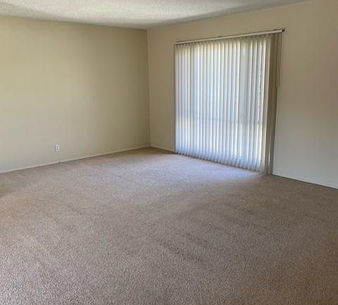 5th image of 1740 Huntington Dr #J