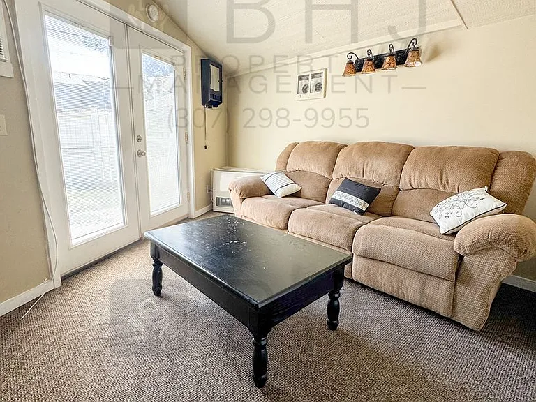372 W Loucks St — Photo 2