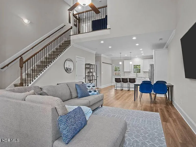 127 Lark Dr — Photo 2