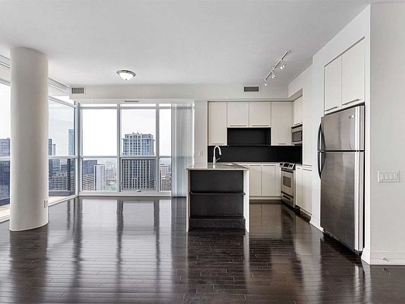 5th image of 21 Carlton St #4205