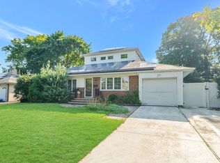 38 Charmian St, Huntington Station, NY 11746
