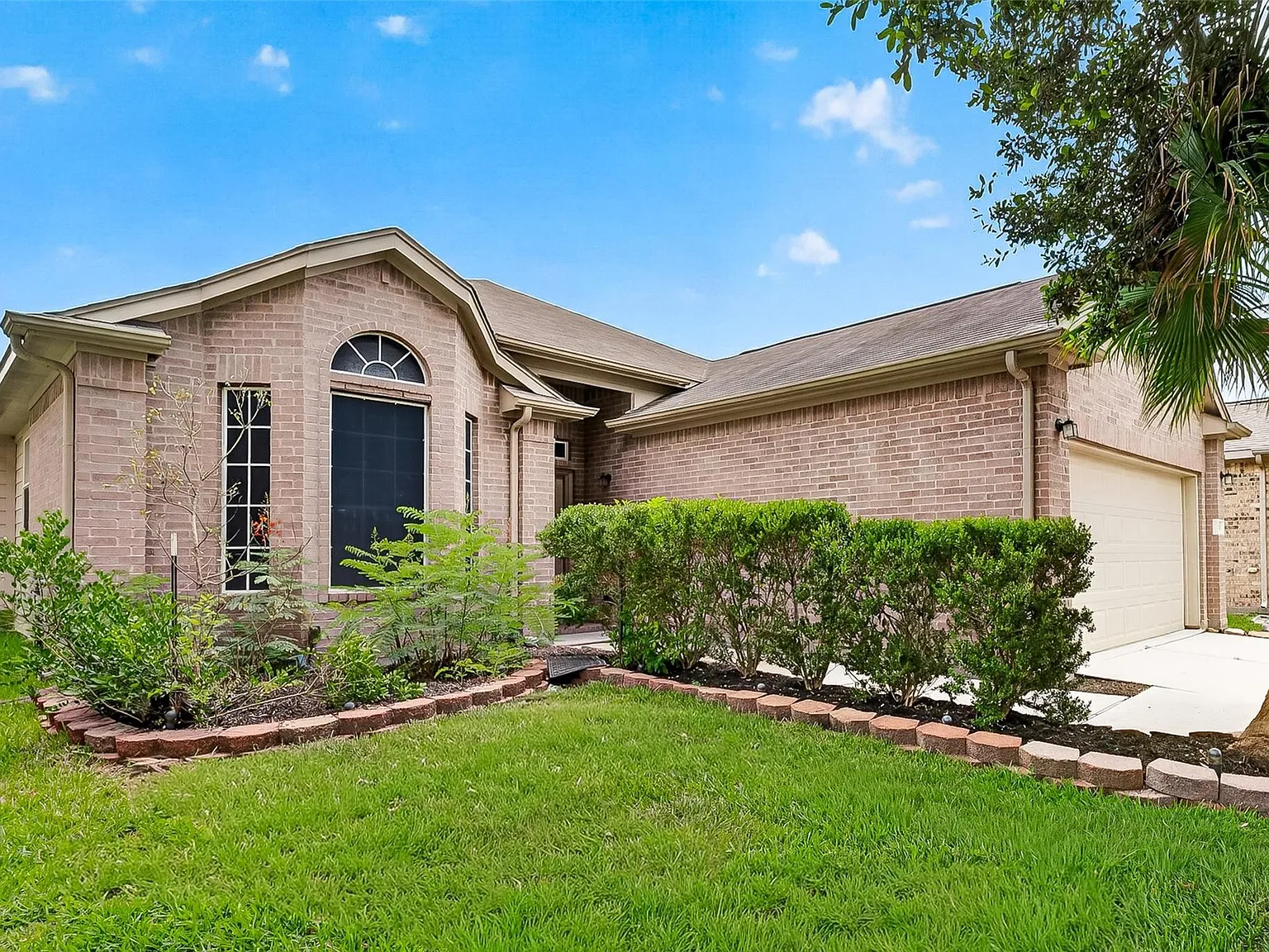 3 bed, 2.0 bath, 1638 sqft, $1,980 — Photo 4