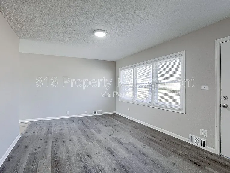 11201 Crystal Ave — Photo 4