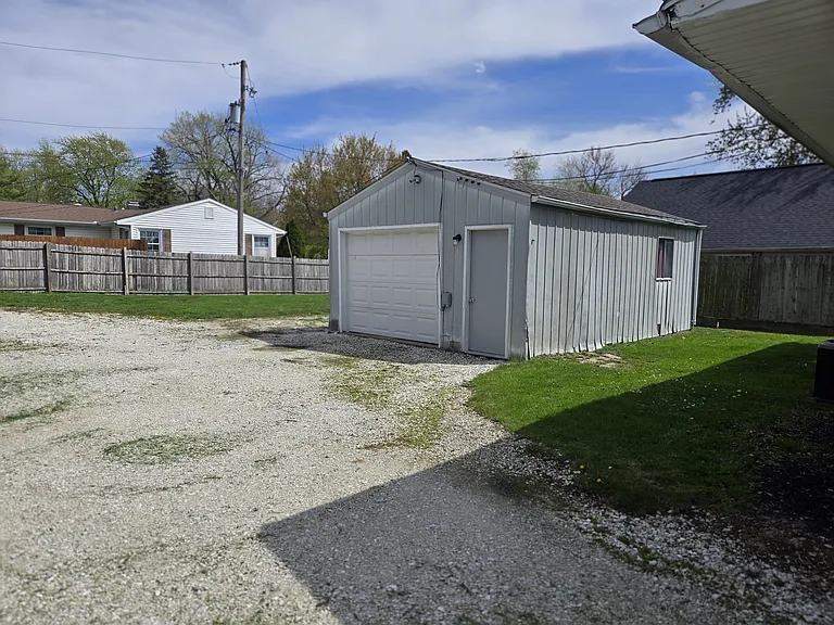 8208 N Knoxville Ave — Photo 2