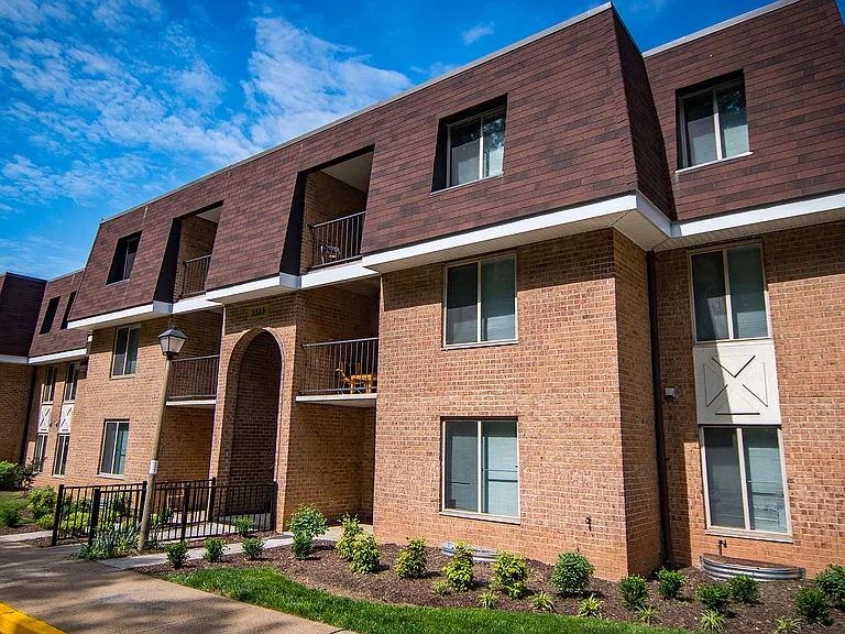 Oakton Park Apartments Building Exterior 09