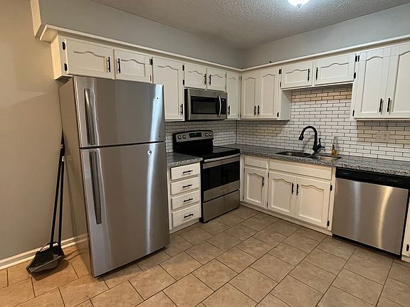 4th image of 11309 W 60th St