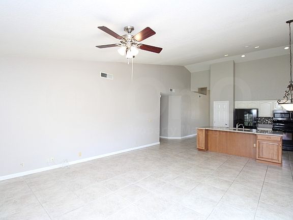5th image of 2011 E Lodge Dr