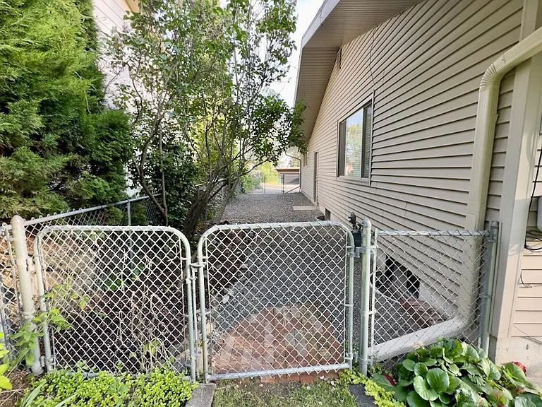 Fully fenced side area