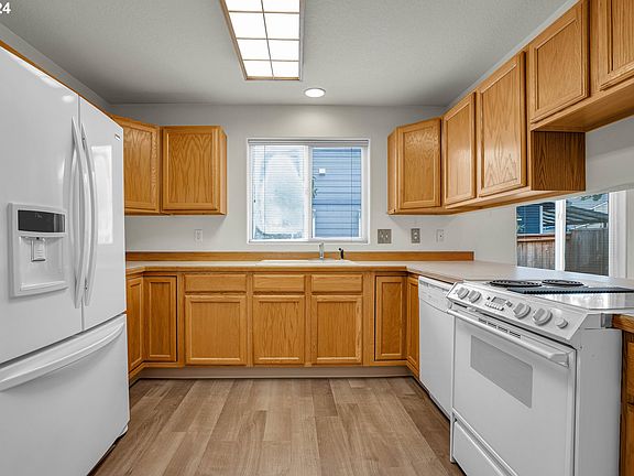 5th image of 664 SE 72nd Ave