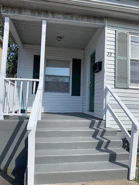 3 bed, 1.5 bath, 1700 sqft, $2,300 — Photo 2
