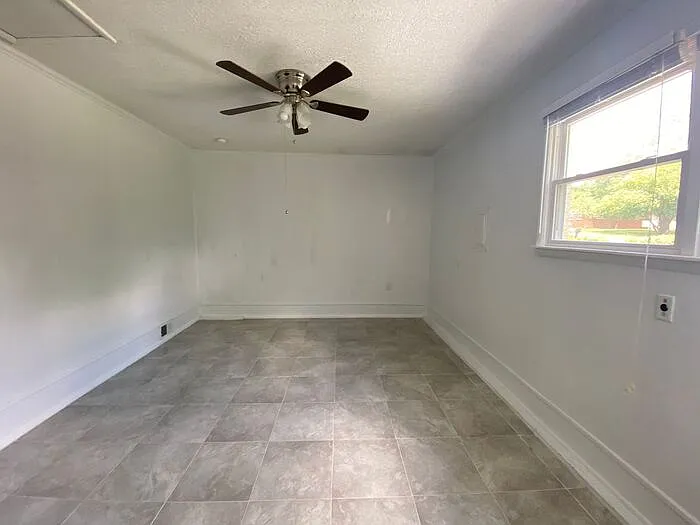 512 Clift Dr — Photo 13