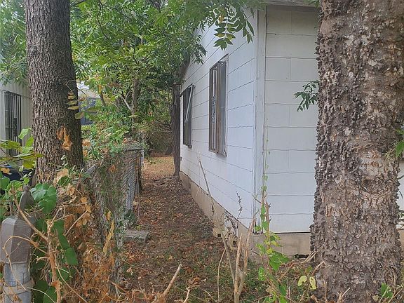 2nd image of 1202 Hackberry St