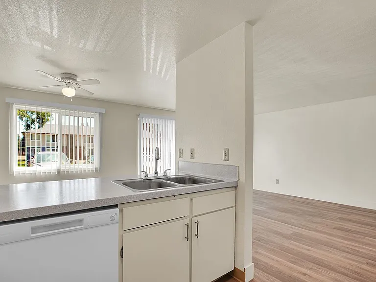Garden Court Apts. — Photo 1