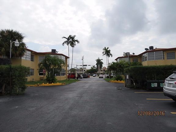 Exterior Neighborhood (street photo)
