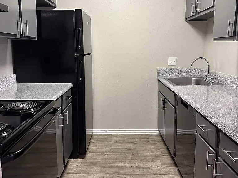 Fairway Square Apartments — Photo 27