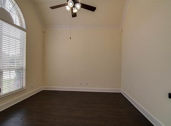 5th image of 320 Paluxy Dr