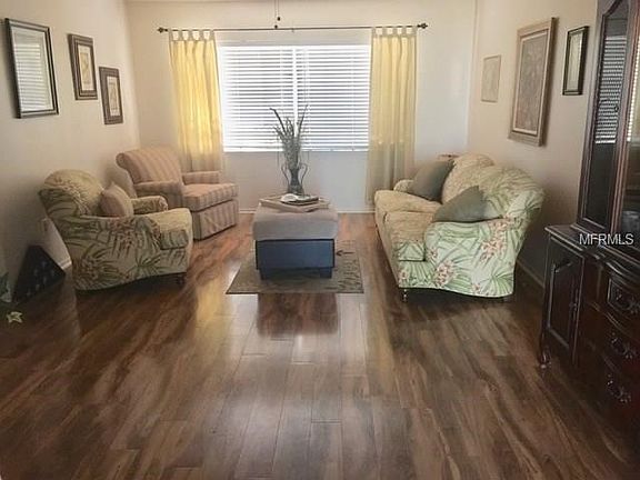 Livingroom with beautiful laminate flooring