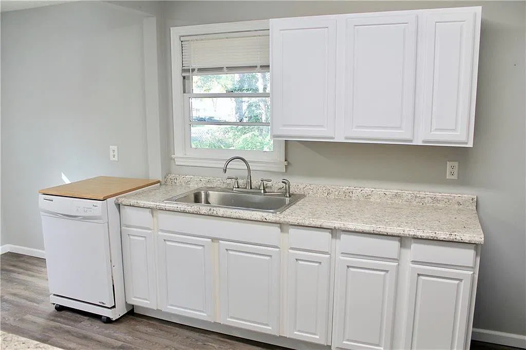 3 bed, 1.0 bath, 939 sqft, $1,800 — Photo 4
