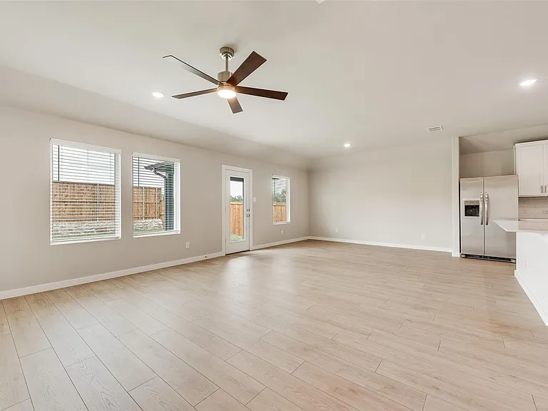 704 Summerberry Dr — Photo 4