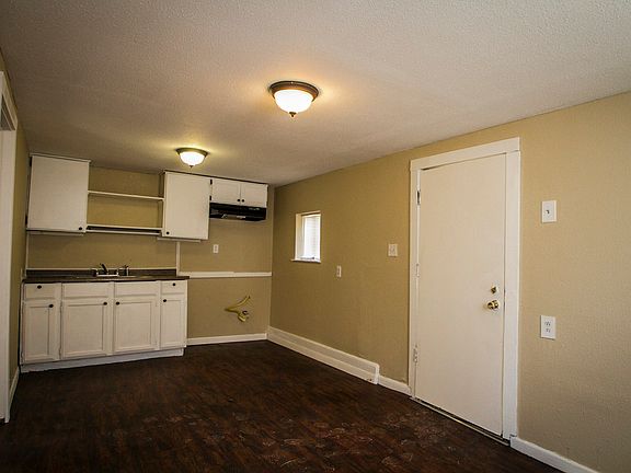 2nd image of 924 Saint James St #3