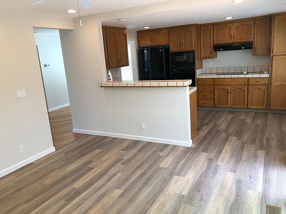4th image of 425 Mulqueeney St