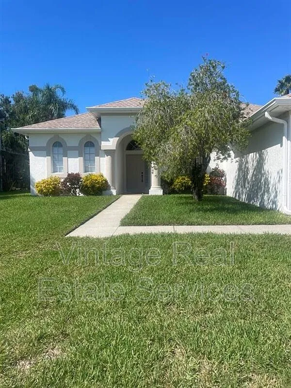 3 bed, 2.0 bath, 1969 sqft, $2,600 — Photo 2