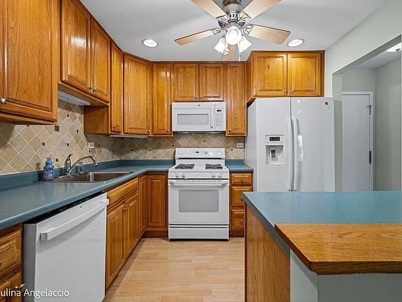 3rd image of 900 E Wilmette Rd Unit 219