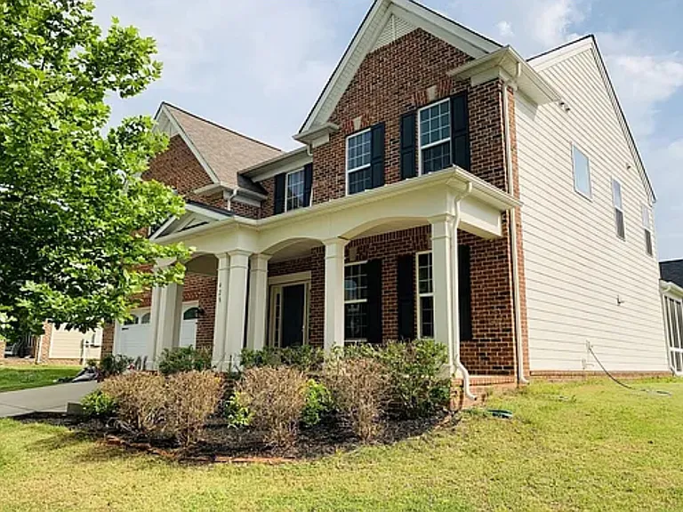 428 Valleyview Dr — Photo 1