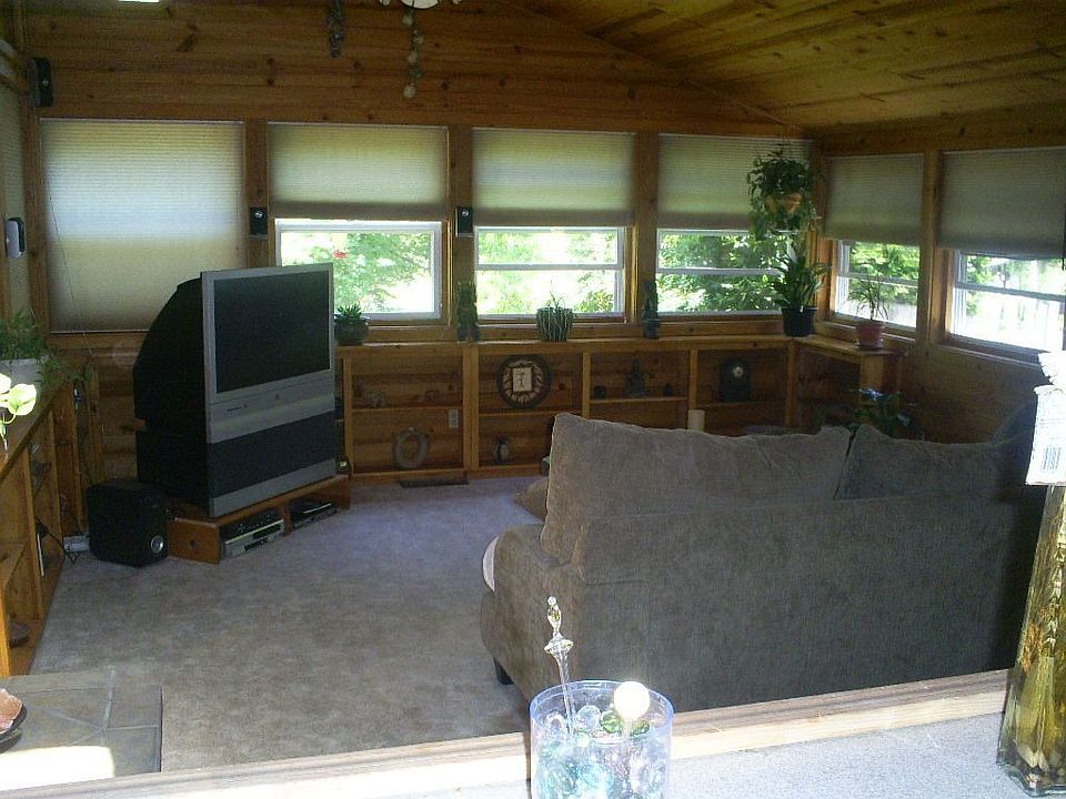 Huge livingrm w/lots of windows