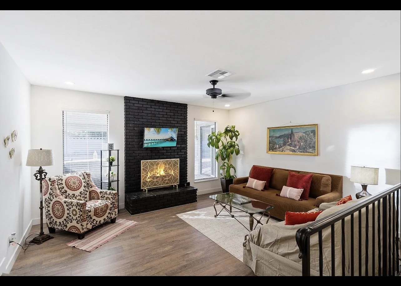 4 bed, 2.0 bath, 2520 sqft, $3,400 — Photo 3